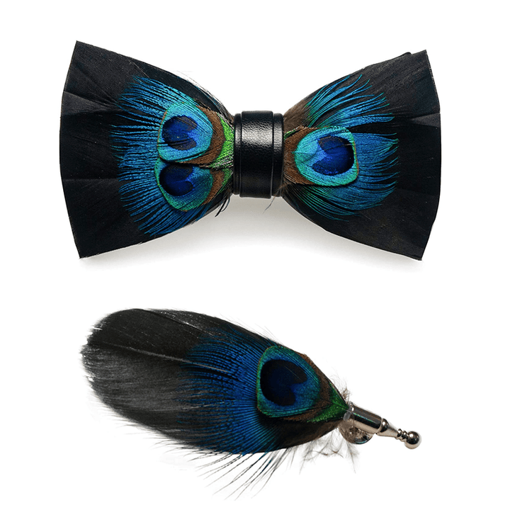 Pajarita infantil con plumas de pavo real en azul y negro y broche de solapa