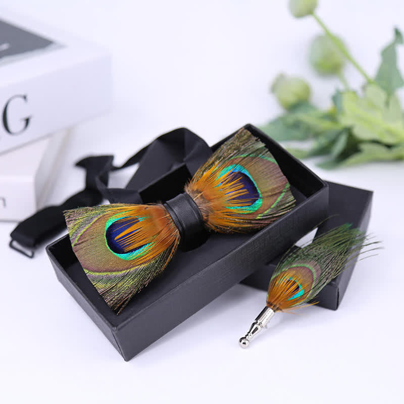 Pajarita con plumas y prendedor de solapa con ojos de pavo real verde