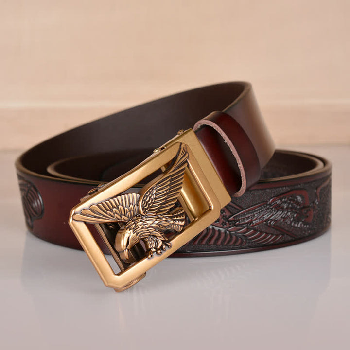 Cinturón de cuero con relieve y hebilla de águila hueca para hombre