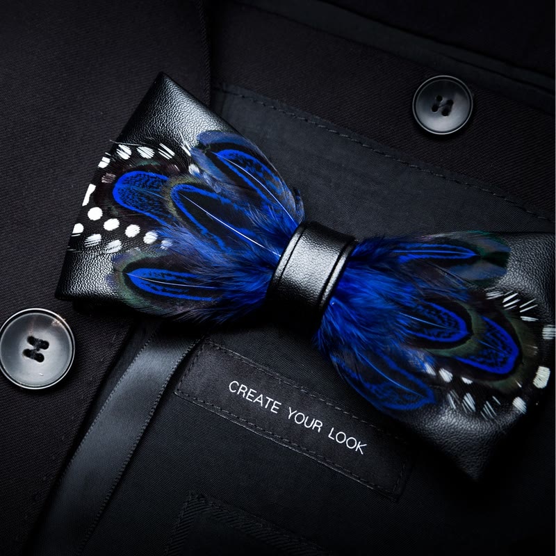 Pajarita infantil con plumas y lunares blancos en azul oscuro y broche de solapa