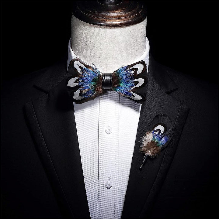 Pajarita con pluma de pavo real azul y negra con broche de solapa
