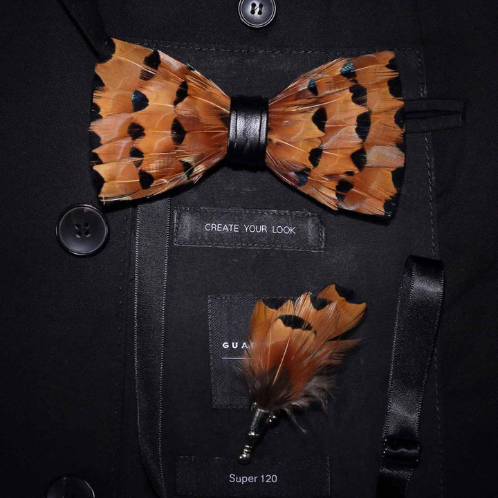 Pajarita con plumas y ribete negro y leonado y broche de solapa