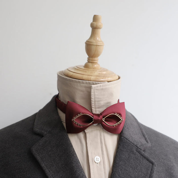 Pajarita con ojos dorados y estilo atrevido para hombre