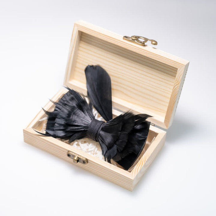 Pajarita de plumas negras lisas para niños con prendedor de solapa