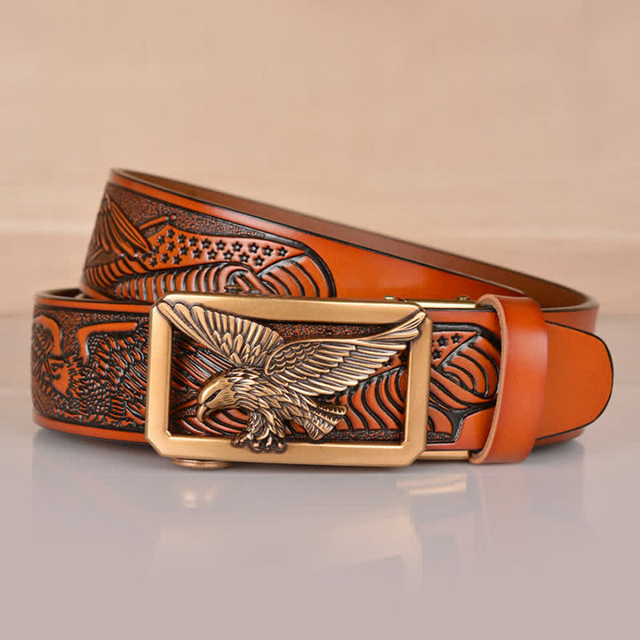 Cinturón de cuero con relieve y hebilla de águila hueca para hombre
