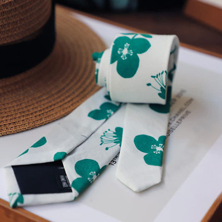 Corbata fina elegante con diseño floral para hombre.