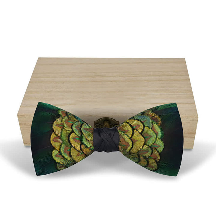 Pajarita de plumas de ganso de color verde amarillo y negro