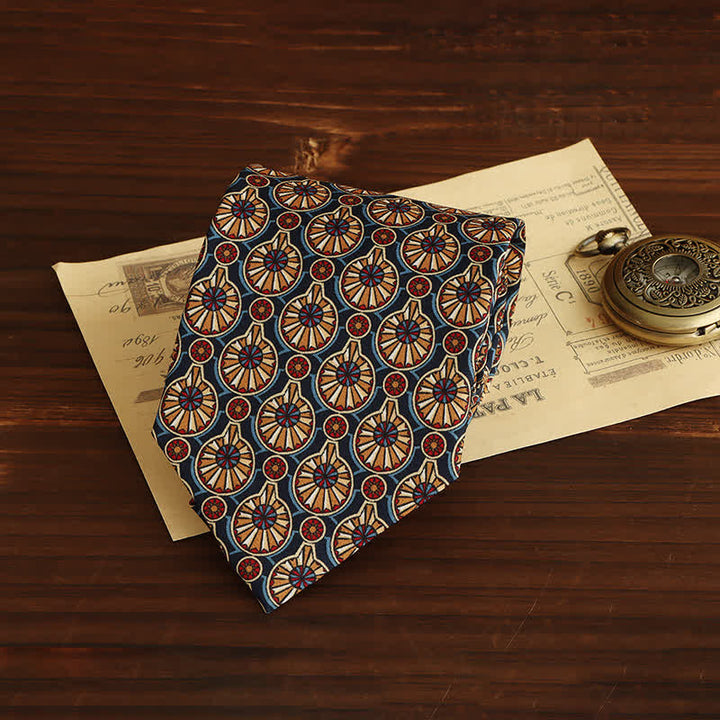 Corbata de lujo con diseño geométrico y medallón para hombre. 