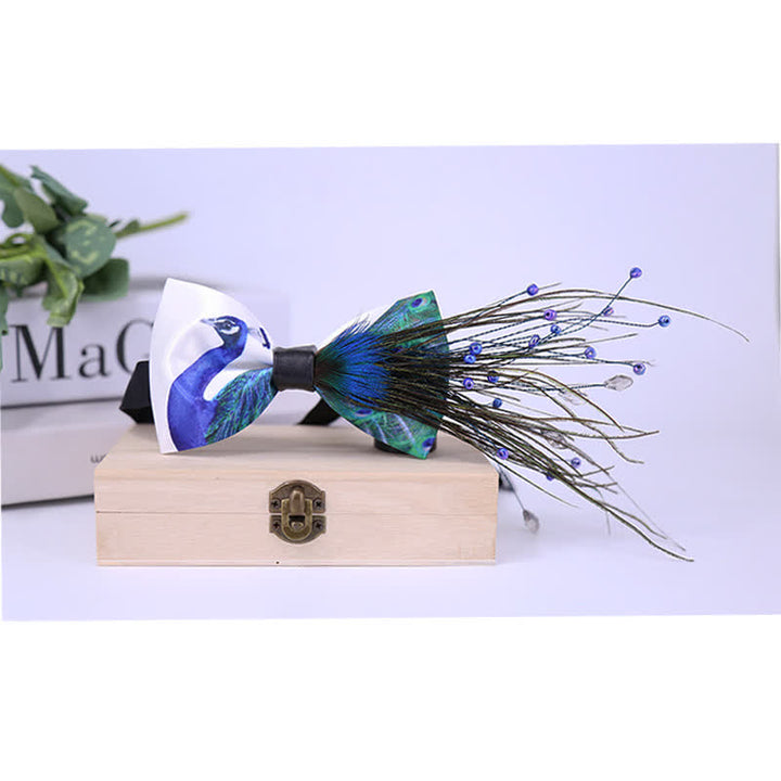 Pajarita con plumas y cuentas de cola de pavo real azul
