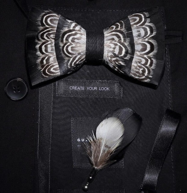 Pajarita con plumas y rayas de tigre en blanco y negro para niños con prendedor de solapa