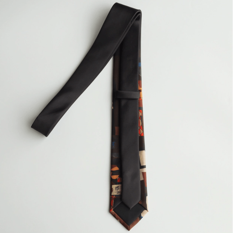 Corbata de hombre negra y roja con tres músicos