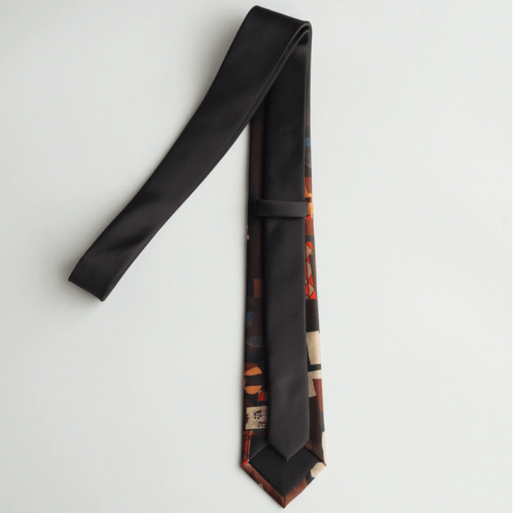 Corbata de hombre negra y roja con tres músicos