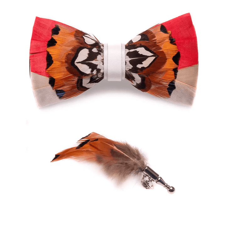 Pajarita con plumas alegres en color naranja y blanco y broche de solapa