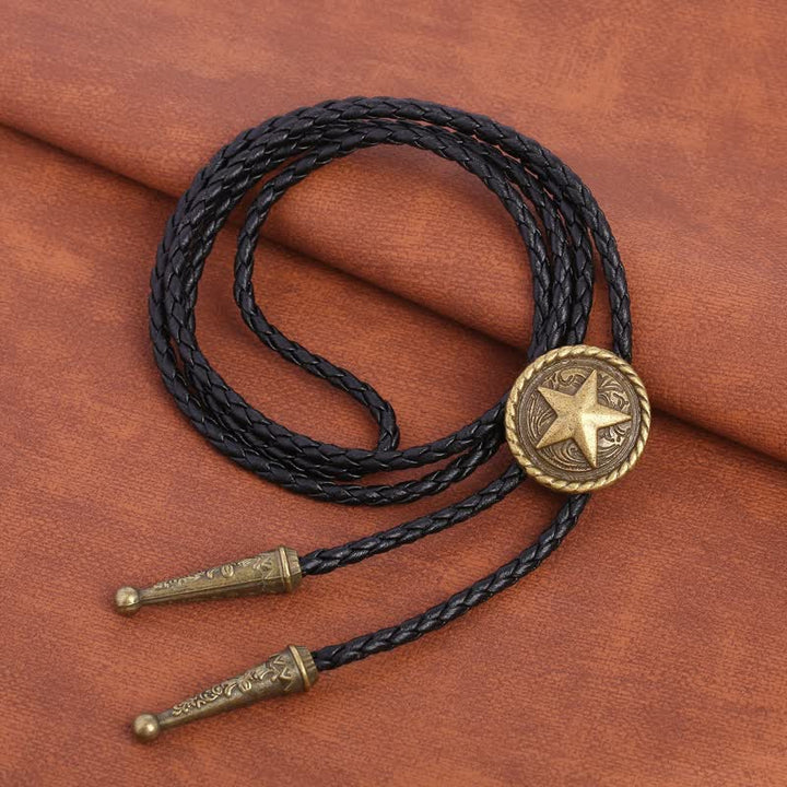 Corbata de bolo con cordón de cuero trenzado y estrella de cinco puntas