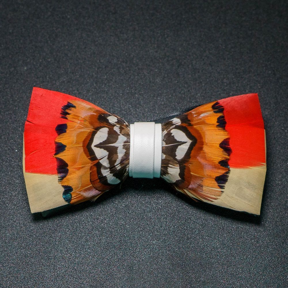 Pajarita con plumas alegres en color naranja y blanco y broche de solapa