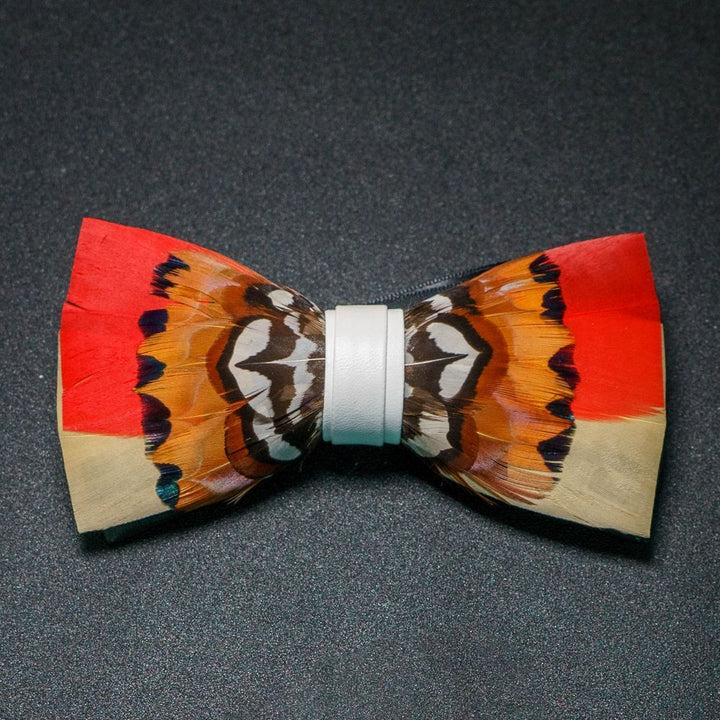 Pajarita con plumas alegres en color naranja y blanco y broche de solapa