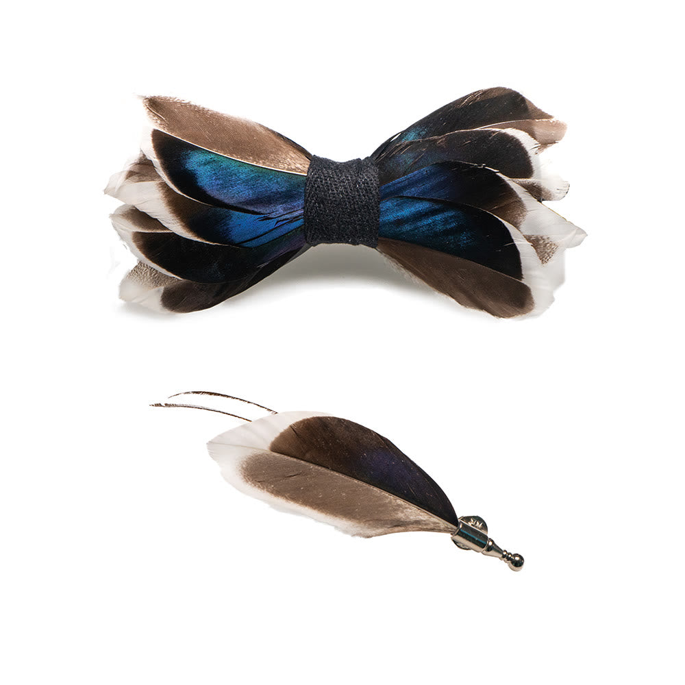 Pajarita elegante con plumas en azul oscuro y marrón para niños con prendedor de solapa