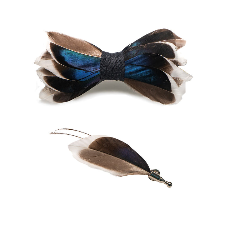 Pajarita elegante con plumas en azul oscuro y marrón para niños con prendedor de solapa