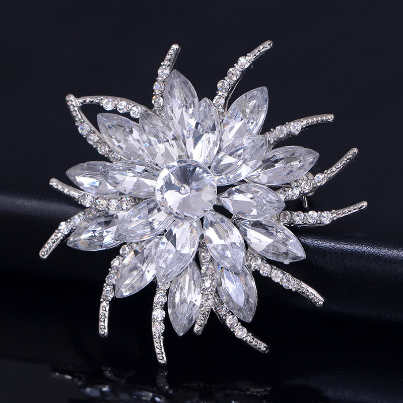 Broche clásico de cristal con forma de flor para mujer.