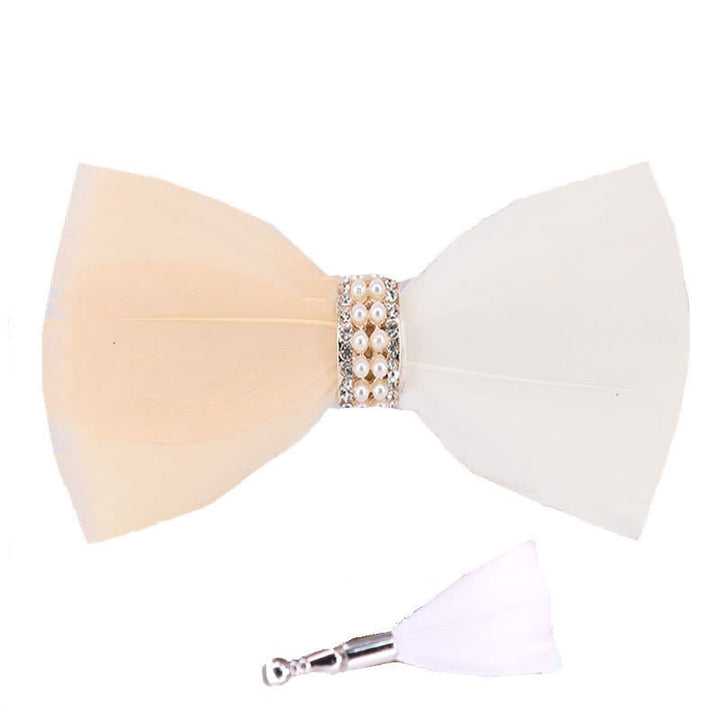 Pajarita con plumas de perla brillante en blanco y rubor y broche de solapa
