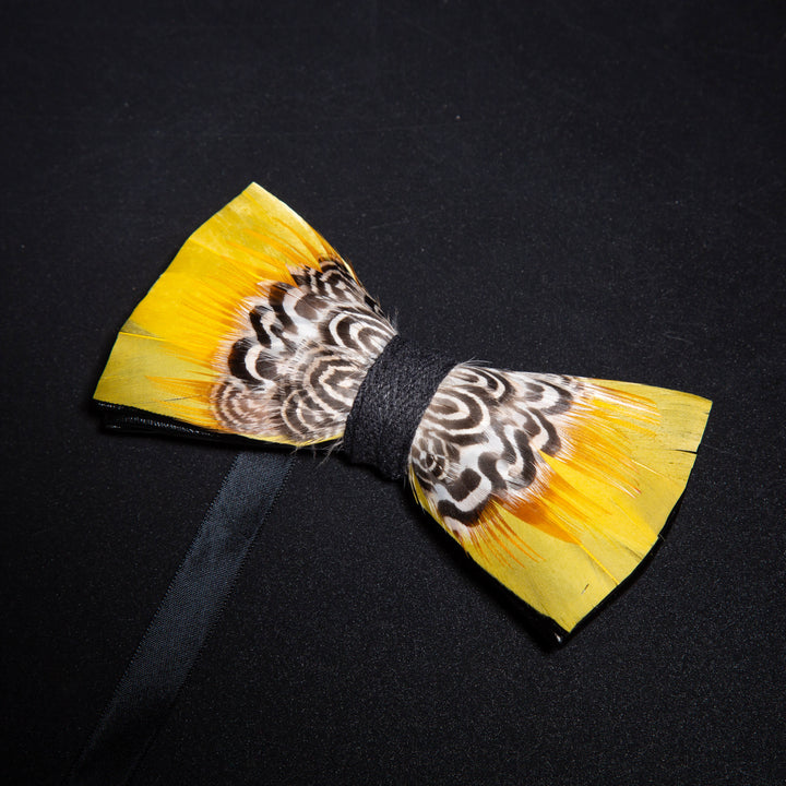 Pajarita con plumas y estampado de tigre amarillo con prendedor de solapa