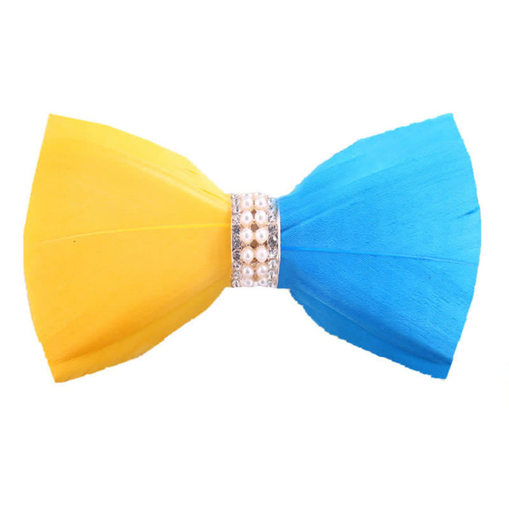 Pajarita con plumas de perla brillante amarilla y azul con broche de solapa