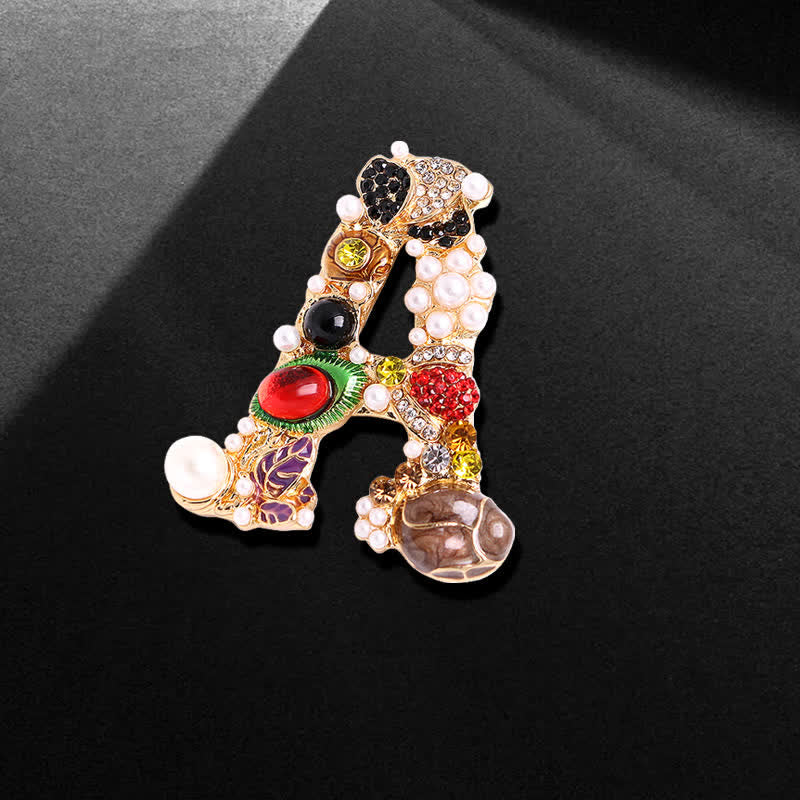 Broche unisex con letra de perla barroca