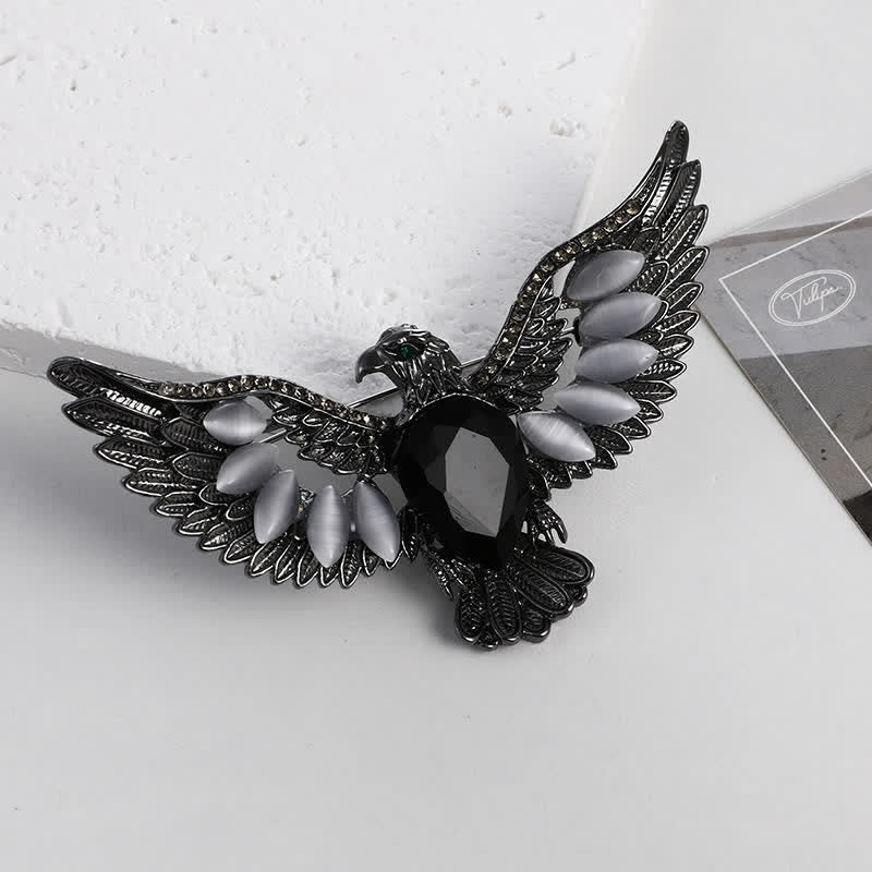 Broche con gema de halcón volador para hombre