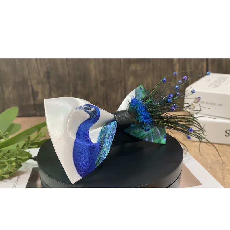 Pajarita con plumas y cuentas de cola de pavo real azul