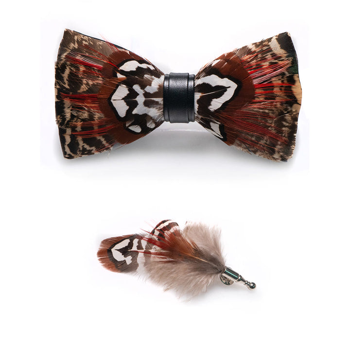Pajarita con plumas marrones y rojas y broche de solapa
