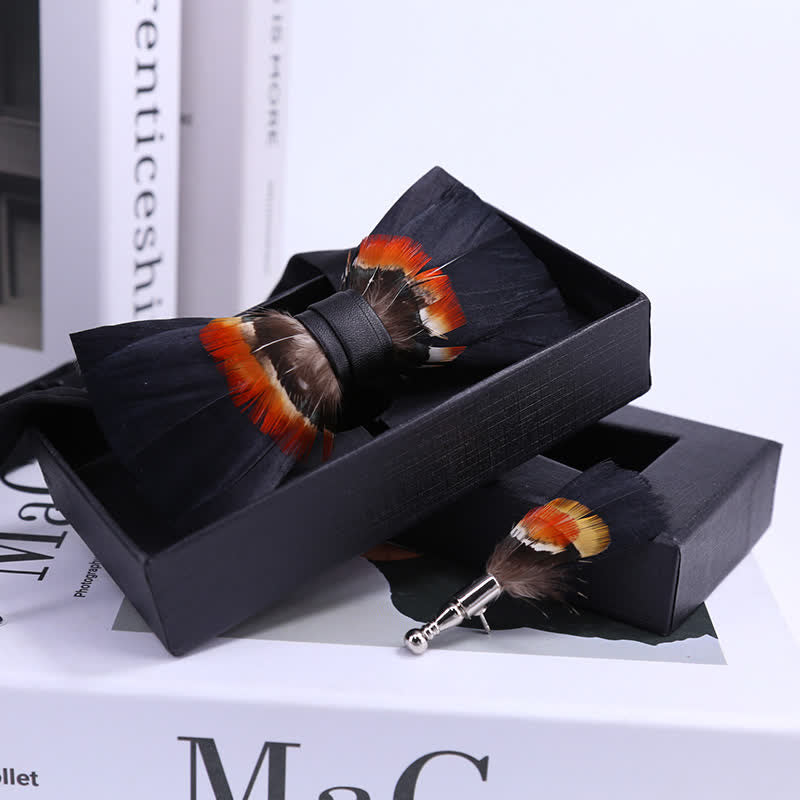 Pajarita con plumas negras y naranjas y broche de solapa