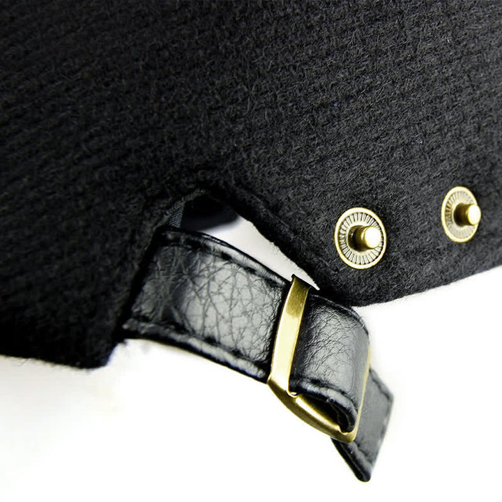 Boina plana con hebilla ajustable de cuero