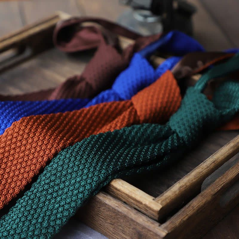 Corbata de punto estrecha y fina de color liso para hombre