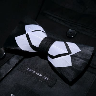 Pajarita de plumas discreta en blanco y negro con prendedor de solapa