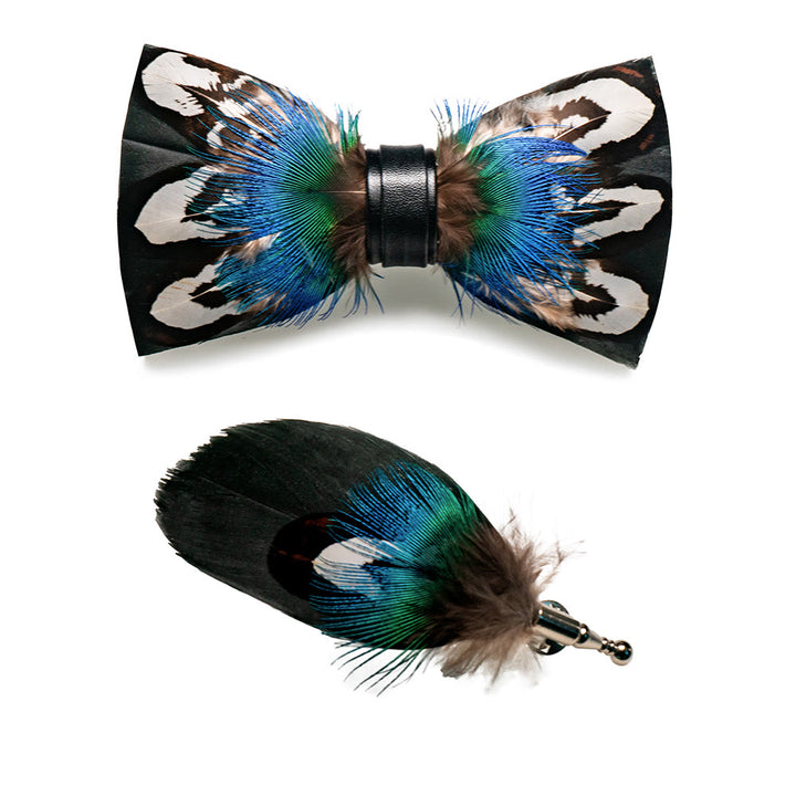 Pajarita con pluma de pavo real azul y negra con broche de solapa
