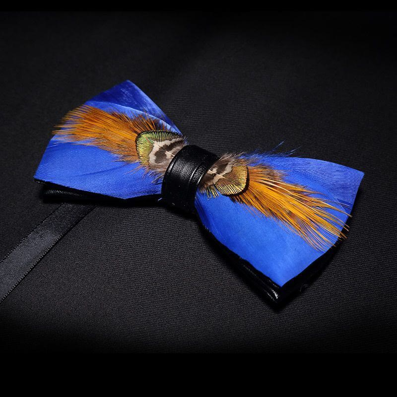 Pajarita con plumas doradas y azules y broche de solapa