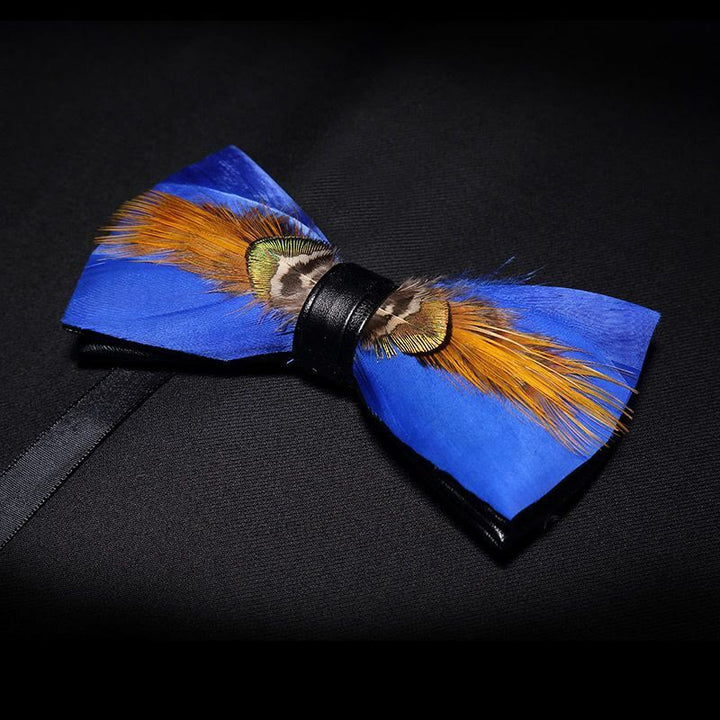 Pajarita con plumas doradas y azules y broche de solapa