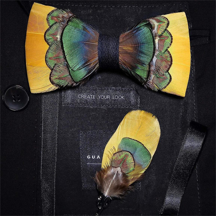 Pajarita infantil con plumas de pavo real de color amarillo brillante y verde y broche de solapa