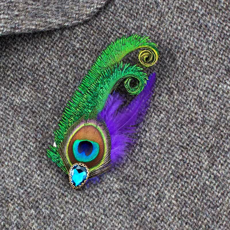 Broche de plumas de pavo real con diamantes de imitación