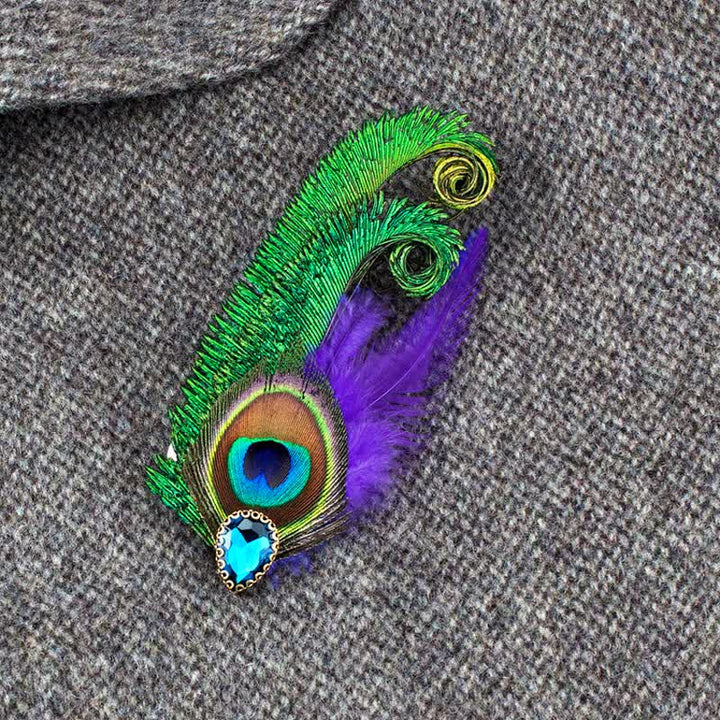 Broche de plumas de pavo real con diamantes de imitación