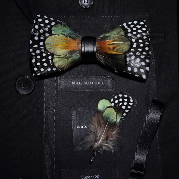 Pajarita con plumas y prendedor de solapa con lunares blancos en verde bosque y naranja
