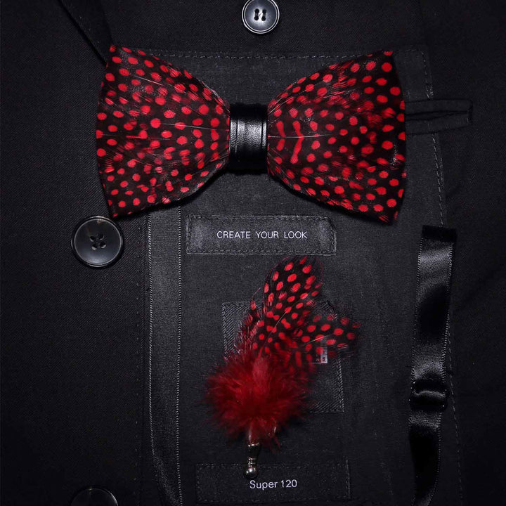 Pajarita de plumas con lunares rojos y broche de solapa