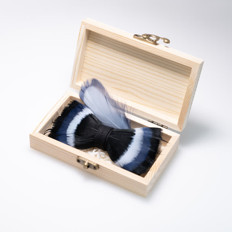 Pajarita con plumas negras y azules y broche de solapa - image 1
