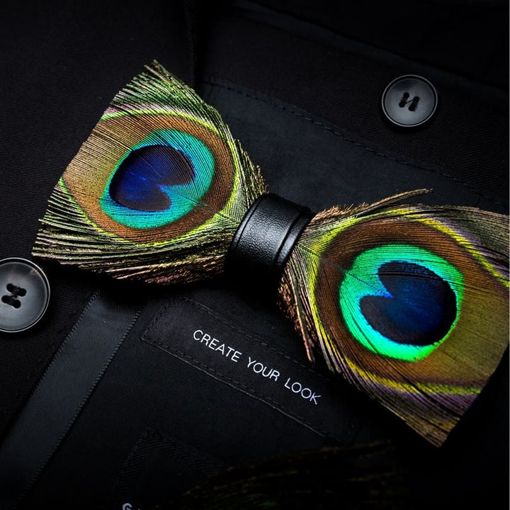 Pajarita de plumas de pavo real verde para niños con prendedor de solapa