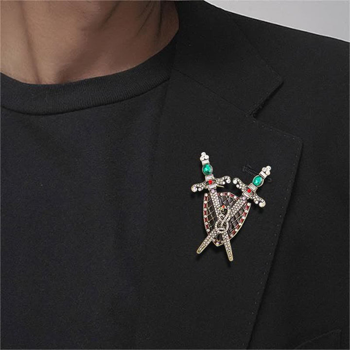 Broche de espada y escudo de guerrero para hombre