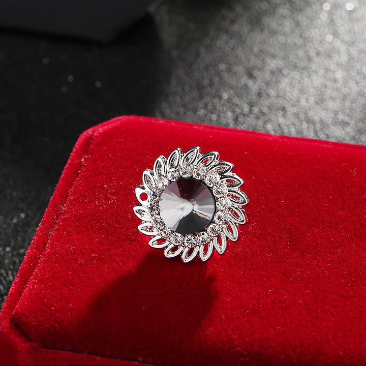 Broche de cristal con flor real para hombre.