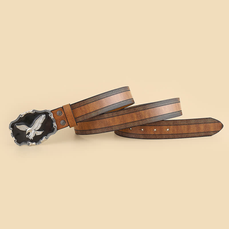 Cinturón de cuero con hebilla negra y águila en relieve plateado llamativo para hombre