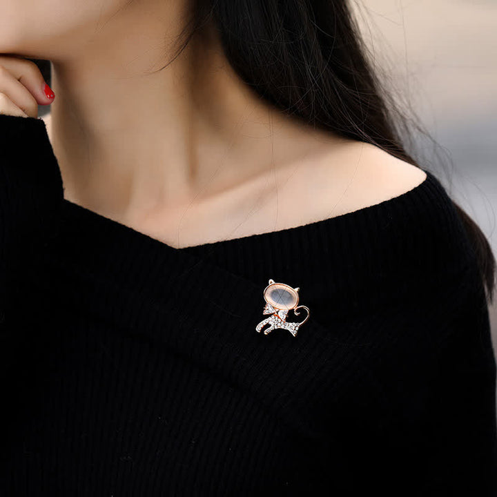 Broche de mujer con gatito de ópalo y pajarita