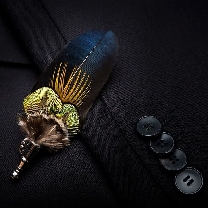Pajarita de plumas de pavo real azul y amarilla para niños con prendedor de solapa