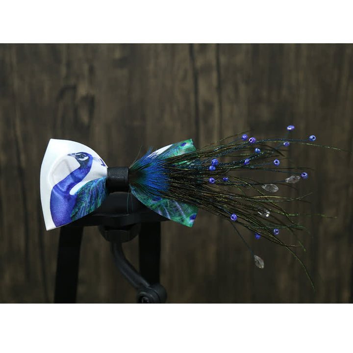 Pajarita con plumas y cuentas de cola de pavo real azul
